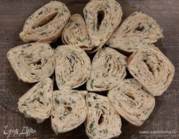 Рулет нарезать на кусочки шириной 1,5–2 см и подавать. Приятного аппетита 😊