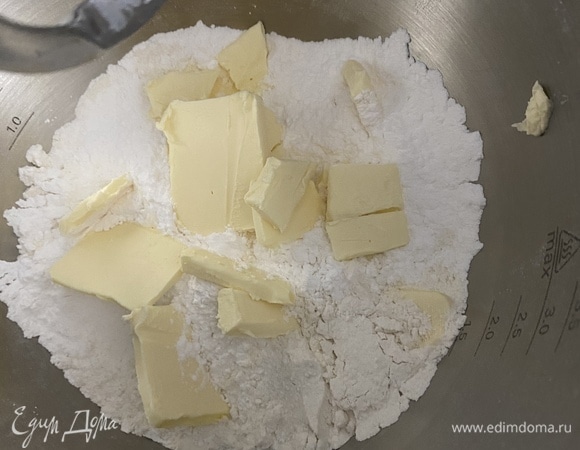 Муку и пудру смешать, просеять. Сливочное масло нарезать кубиками и быстро перетереть в крошку с мучной смесью. Яйцо С2 разбить в миску, размешать вилкой и добавить к тесту. Быстро замесить однородное тесто. Готовое тесто завернуть в пленку и убрать в холодильник на 1 час. В это время готовим начинку. Грецкие орехи очистить, измельчить в крошку. Добавить мед, хорошо вымешать.