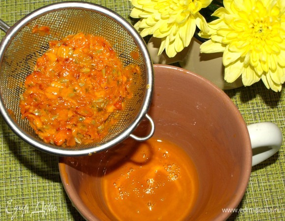 Облепиху перетерть через мелкое сито. Полученное пюре отставить.