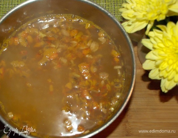 Облепиховый жмых залить 700 мл воды, поставить на огонь и довести до кипения. Проварить на медленном огне 10 минут. Снять с огня. Добавить имбирь и оставить на 10 минут под крышкой.