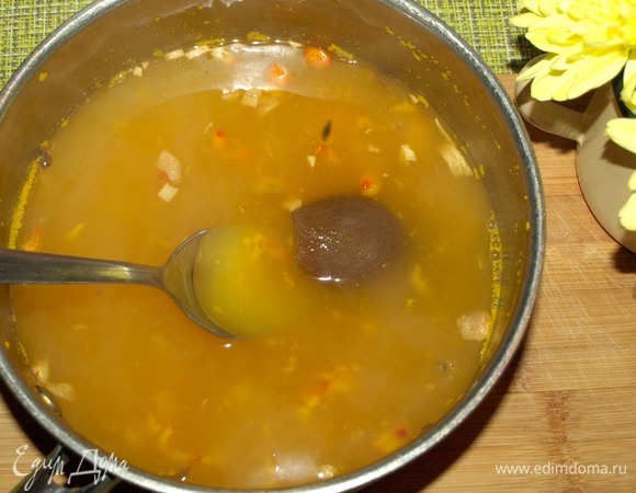 Через 10 минут добавляем мед. Размешать. Мед лучше добавлять по вкусу.