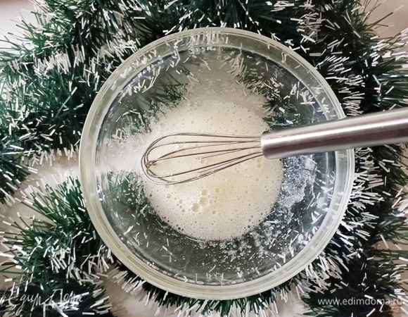 Отделить белки от желтков. Белки смешать с сахаром.