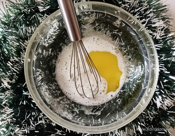 Добавить масло и ванильный экстракт. Перемешать.