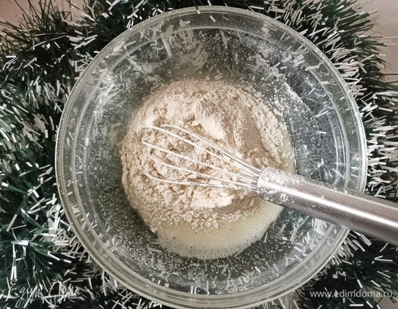 Затем добавить два вида муки и кукурузный крахмал. Перемешать.