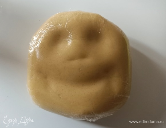 Масло комнатной температуры смешать с яйцом, сахаром, ванилином и тертой цедрой лимона. Постепенно добавляя муку, замесить гладкое тесто. Завернуть в пищевую пленку и положить в холодильник на 30 минут.