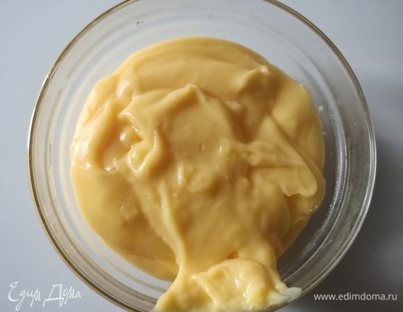 Отделить белки от желтков. Желтки смешать с сахаром, крахмалом и ванилином. Молоко довести до кипения, затем тонкой струйкой влить в яичную смесь и перемешать. Варить на медленном огне, постоянно помешивая, пока крем не загустеет. Готовый крем переложить в пиалу и накрыть пищевой пленкой. Яблоко очистить, мелко нарезать и сбрызнуть лимонным соком.