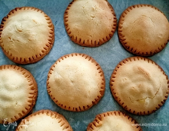 Выпекать печенье в предварительно разогретой до 180°C духовке в течение 12–15 минут.