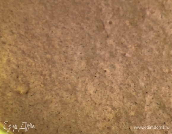 В емкость среднего размера просеять муку, добавить к ней дрожжи и соль. Перемешать. В теплой воде растворить мед и залить в муку. Немного перемешать (месить тесто не надо) и, как только тесто станет однородным, накрыть емкость чистым кухонным полотенцем и оставить подниматься при комнатной температуре на 10–12 часов.