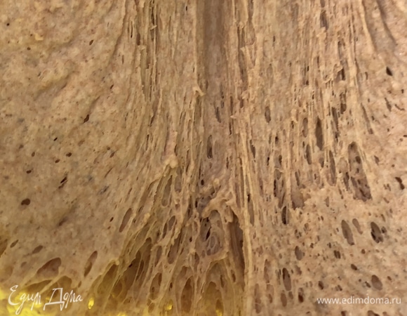 Готовое тесто переложить на припыленное мукой полотенце, укрыть со всех сторон и дать полежать еще минут 30. В это время включить духовку на 250°C, поставить в нее пустую форму с крышкой, в которой будет выпекаться хлеб.