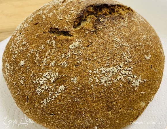 Через 30 минут переложить тесто в горячую форму, накрыть плотно крышкой, убавить духовку до 220°C и выпекать 30 минут. Затем снять крышку и продолжать выпекать еще 30 минут.