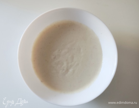 В сотейник с толстым дном влить молоко, поставить на огонь и дать закипеть. В другом сотейнике растопите масло, постепенно введите муку. Перемешайте, стараясь не образовывать комки. Затем постепенно влейте горячее молоко и снова все перемешайте. Вернуть сотейник на плиту и варить на слабом огне, постоянно взбивая венчиком, пока соус не закипит. Снять с огня, добавить соль, мускатный орех, перемешать. Готовый соус накрыть пищевой пленкой и оставить в стороне до начала использования.