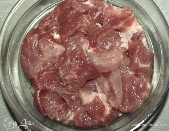 Я готовила из свиной лопатки и шеи. Мясо промыть, обсушить бумажными полотенцами и нарезать на куски.