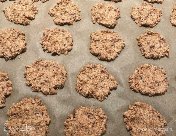 Маленькой ложечкой выложить на пергаментную бумагу, примять чтобы получились тоненькими. Выпекать при 200°C 12–15 минут в зависимости от духовки.