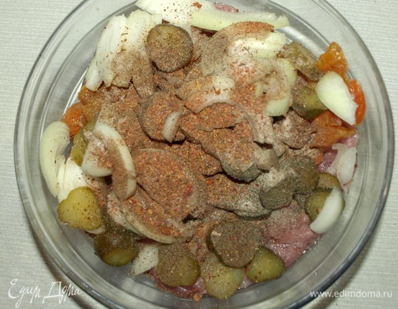 Соединить в миске овощи и мясо. Добавить специи и приправы (отгрегулировать по своему вкусу). Все хорошо перемешать.