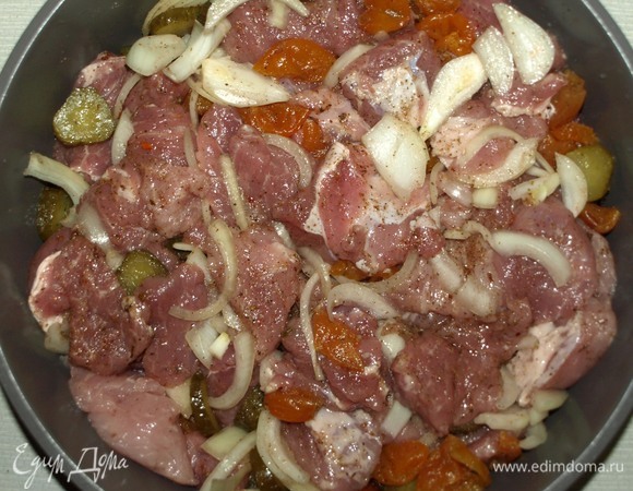 Выкладываем мясо в жаропрочную глубокую форму, закрываем фольгой. И отправляем на 1 час в разогретую до 180ºС духовку. Через час добавить лавровый лист. Отправить в духовку еще на 30 минут.