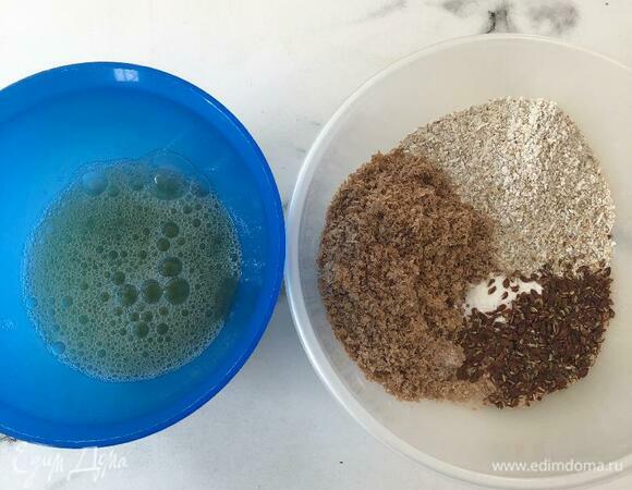 Смешать все сухие ингредиенты. Отдельно смешать белки яйца с водой и маслом. Смесь с яйцом немного взбить вилкой. Все соединить и оставить на 10 минут, чтобы отруби немного набухли.