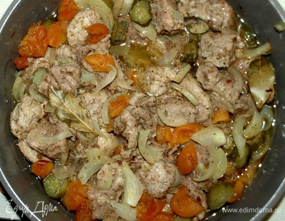 Достаем готовое мясо. Даем отдохнуть 10 минут. Извлекаем лавровый лист. Перемешиваем. Можно подавать с картофелем или рисом.