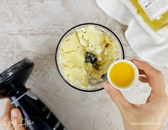 Муку, соль, ванилин, кубики холодного сливочного масла (из холодильника) и творог отправляем в чашу кухонного комбайна с насадкой «нож» и быстро смешиваем до образования крошки. Добавляем половинку желтка и еще раз быстро смешиваем. Если у вас нет комбайна, то натрите холодное сливочное масло на терке и быстро разотрите руками в крошку с мукой, солью и ванилином. Добавьте творог и полжелтка. Если творог крупный, можно протереть его через сито. Долго вымешивать тесто не нужно, все делаем максимально быстро.