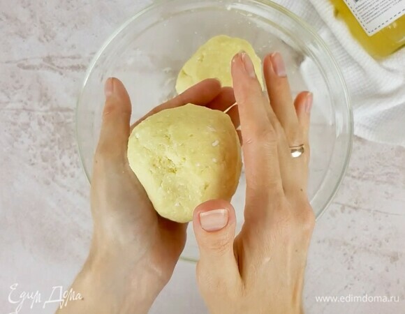 Делим тесто на 2 части и убираем в холодильник минимум на 2 часа. Можно оставить на ночь.