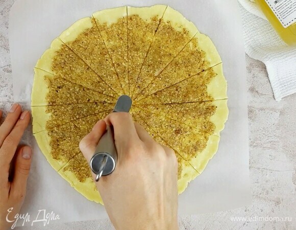 Делим тесто на 16 частей. Я использовала нож для пиццы.