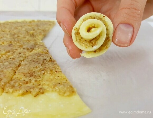 Сворачиваем рогалики, начиная с широкого края и двигаясь к центру круга.