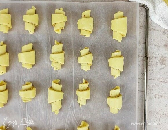 Выкладываем рогалики на противень и выпекаем в хорошо прогретой духовке при температуре 180°C около 25 минут до румяности.