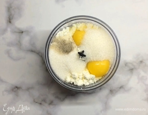 Готовим начинку. Творог перекладываем в блендер, добавляем сахар, яйца, ванильный сахар.