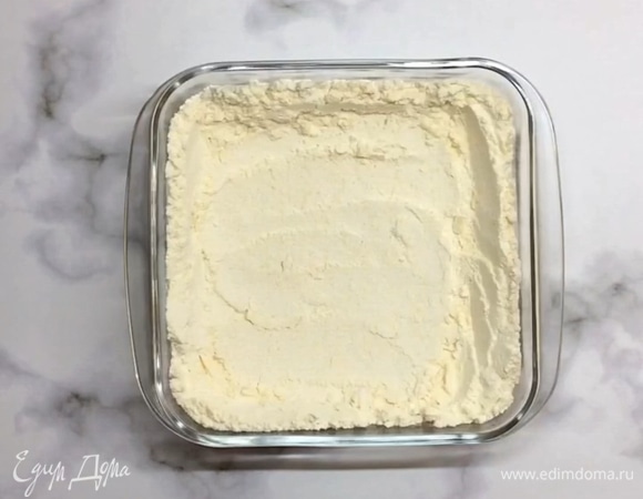 В форму насыпаем 2/3 теста-основы и формируем бортики.