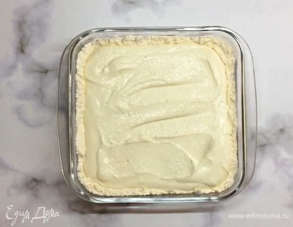В основу выкладываем творожную начинку.