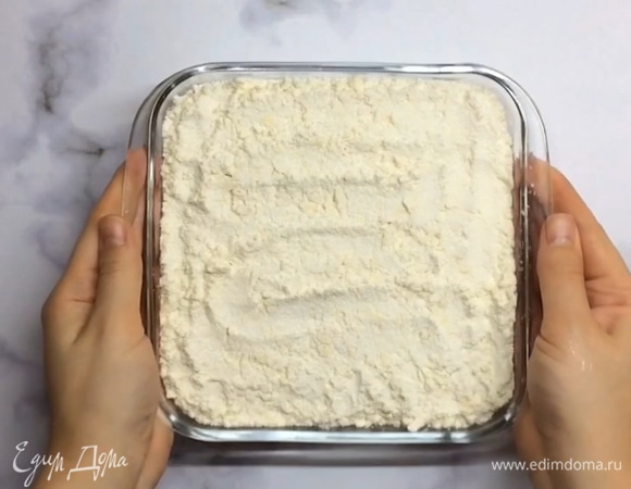 Оставшуюся часть теста насыпаем сверху. Ставим в духовку при 180°C на 40–45 минут.