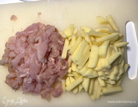 Куриное филе и картофель нарезать тонкими ломтиками. По отдельности обжарить на небольшом количестве растительного масла.