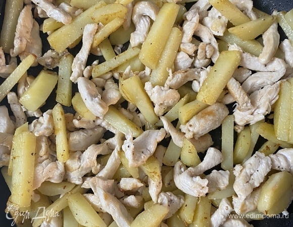 Сложить в сковороду обжаренные филе и картофель, добавить соль, перец , другие приправы по вкусу.