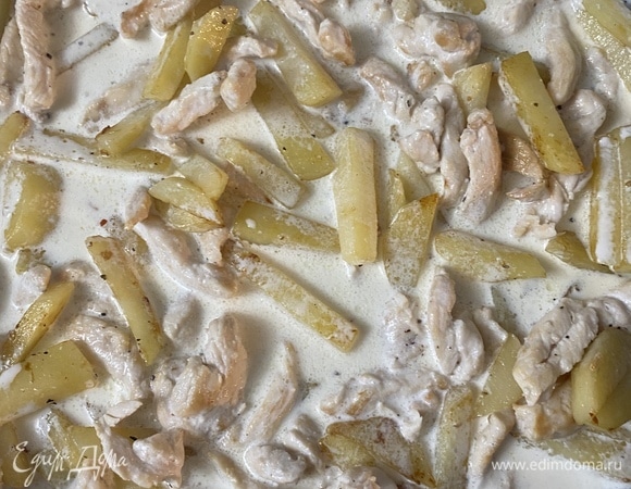 Залить горячими сливками 20%, перемешать и довести до кипения.