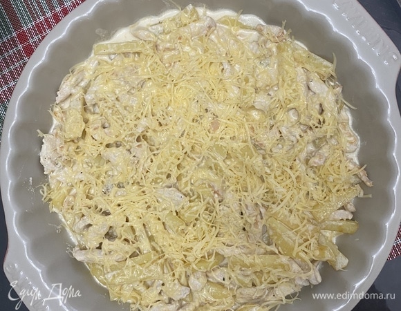 Духовку разогреть до 180–190°C. Переложить со сковороды филе с картофелем в форму для запекания. Посыпать тертым сыром. Запекать 20 минут до румяной корочки.