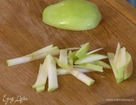 Яблоко, удалив сердцевину, нарезать тонкой соломкой.