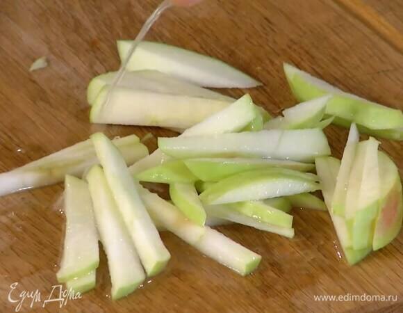 Из половинки лимона выжать сок и полить нарезанное яблоко.