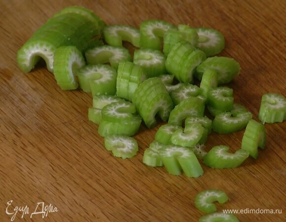 Сельдерей тонко порезать.