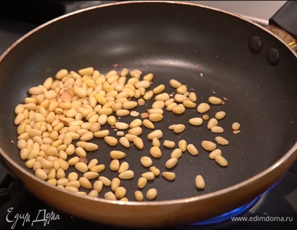 Кедровые орехи подсушить на разогретой сковороде.