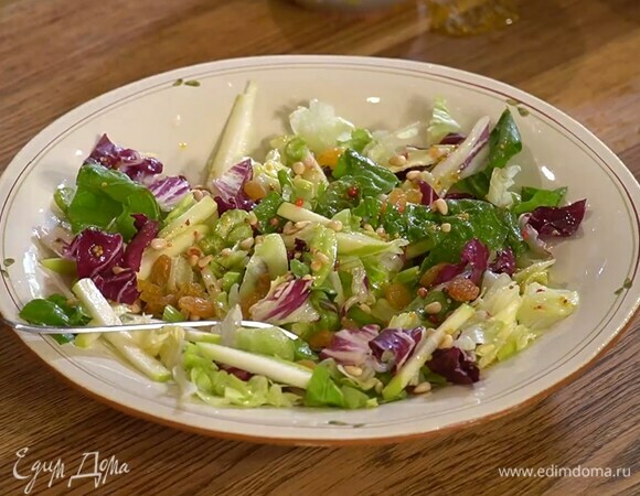 На блюдо выложить салатный микс, нарезанное яблоко и сельдерей, полить все заправкой, посолить, посыпать розовым перцем, орехами и изюмом.