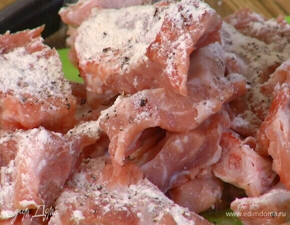 Мясо слегка посолить, поперчить и посыпать со всех сторон мукой.