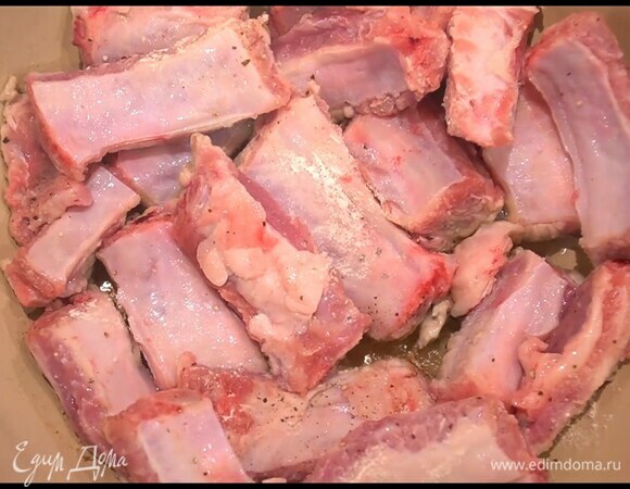 Разогреть в глубокой, тяжелой сковороде оливковое масло и обжаривать мясо до появления золотистой корочки.