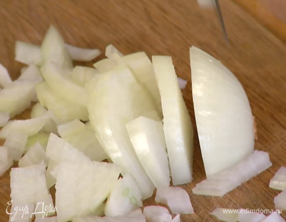 Лук и чеснок почистить и мелко порубить.