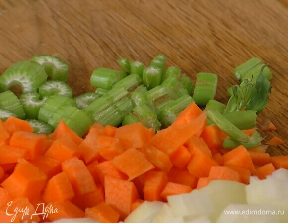 Сельдерей мелко порезать.