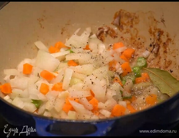 Обжаренное мясо переложить на тарелку, а в сковороду выложить все нарезанные овощи, посыпать кориандром, тмином, добавить лавровый лист, перемешать и все обжарить.