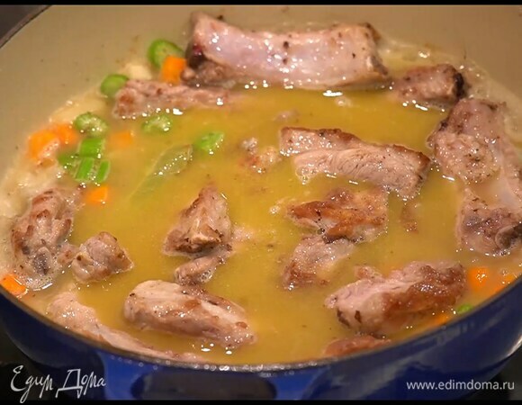 Вернуть мясо в сковороду, увеличить огонь, влить вино и дать алкоголю выпариться, влить овощной бульон, так чтобы мясо было покрыто жидкостью, затем добавить томатную пасту, еще раз все посолить, перемешать и довести до кипения.