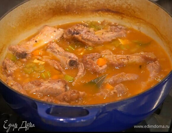 Снять сковороду с огня, накрыть крышкой или затянуть пищевой фольгой и отправить в разогретую духовку на час.