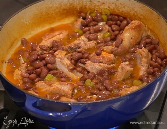 Вынуть сковороду из духовки, добавить к мясу отваренную фасоль, все перемешать, накрыть крышкой и немного прогреть на плите, затем посолить, поперчить и снять с огня.
