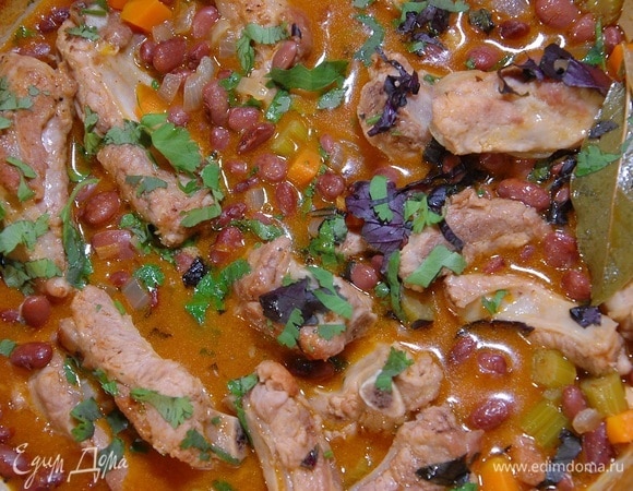 Кинзу и базилик мелко порубить и посыпать готовое жаркое.