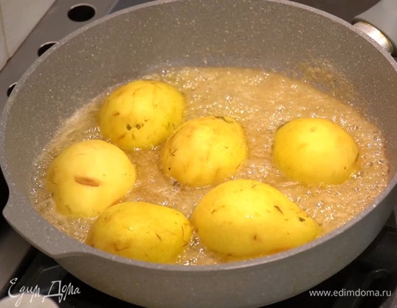 Груши выложить в карамель срезами вниз и прогревать 5–7 минут.