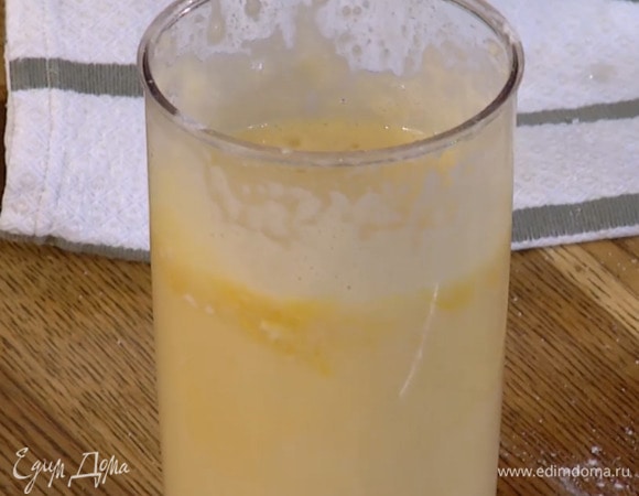 Приготовить тесто: яйца и сахар поместить в чашу блендера, добавить ванильный экстракт, соль и взбивать насадкой-венчиком до увеличения в объеме, всыпать муку и взбить еще немного, затем получившуюся массу влить в теплое молоко со сливками и все вымешать.